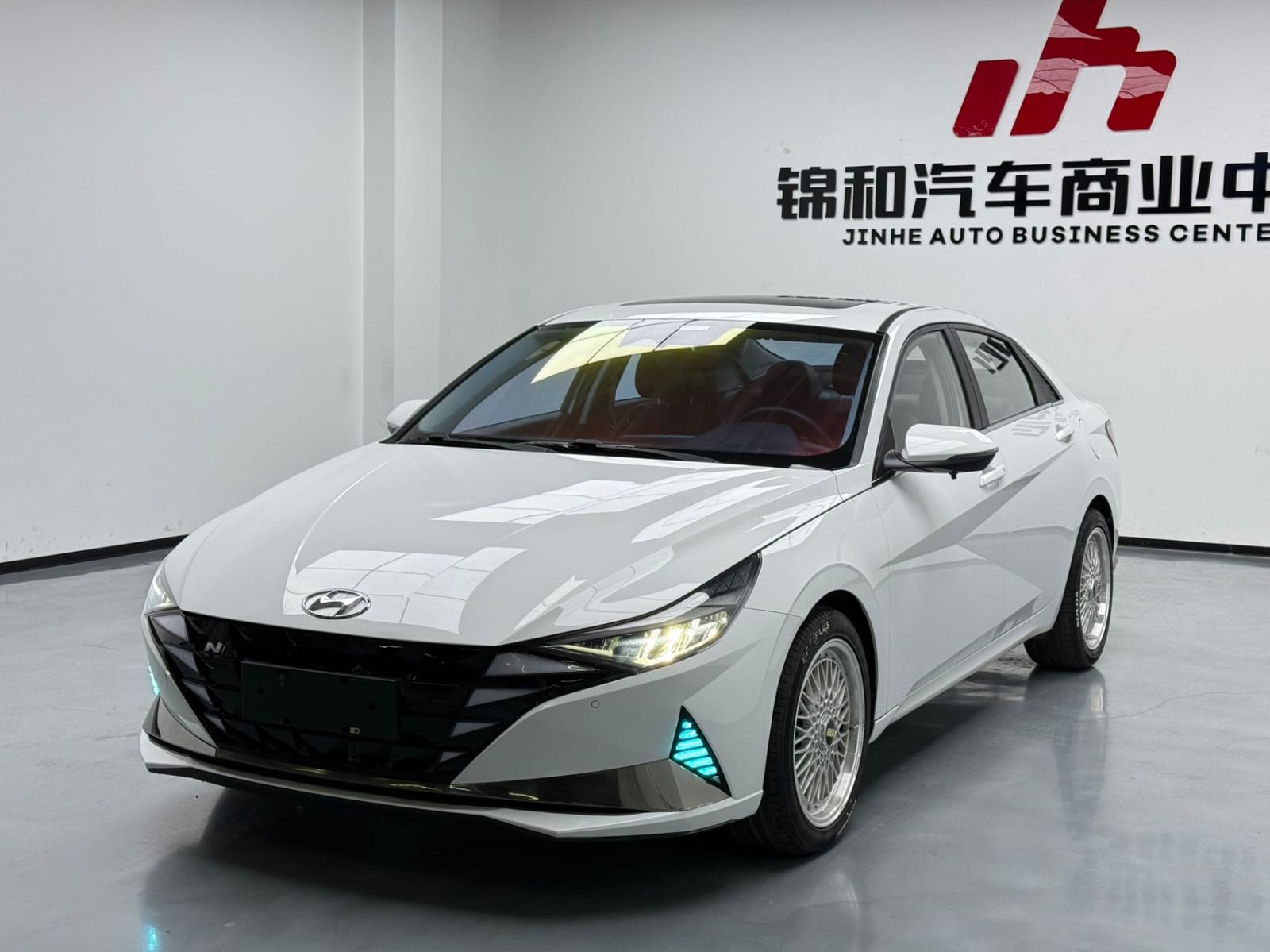 Hyundai Elantra 1.5L CVT LUX Premium Edition