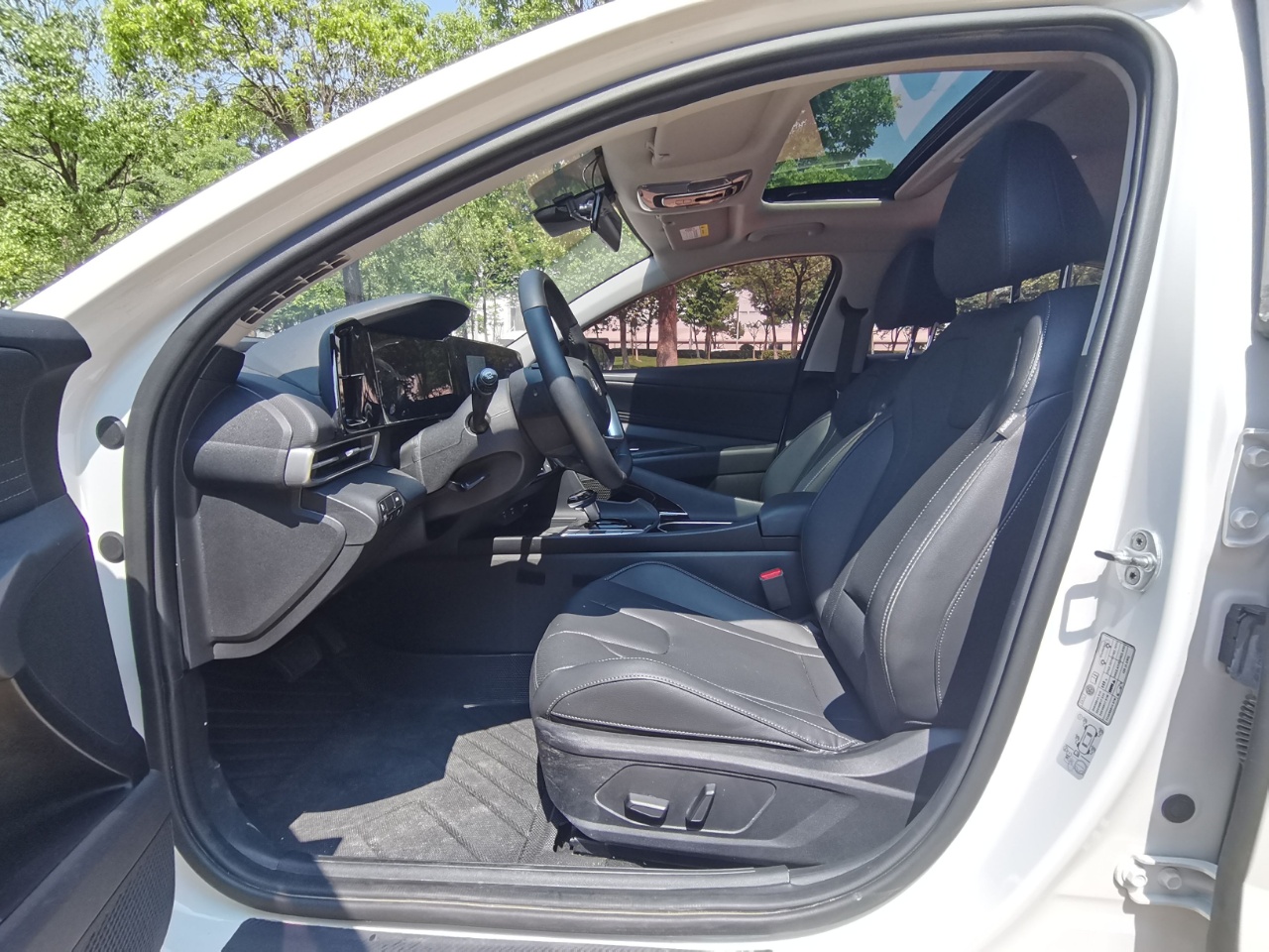 Hyundai Elantra 1.5L CVT LUX Precious Edition