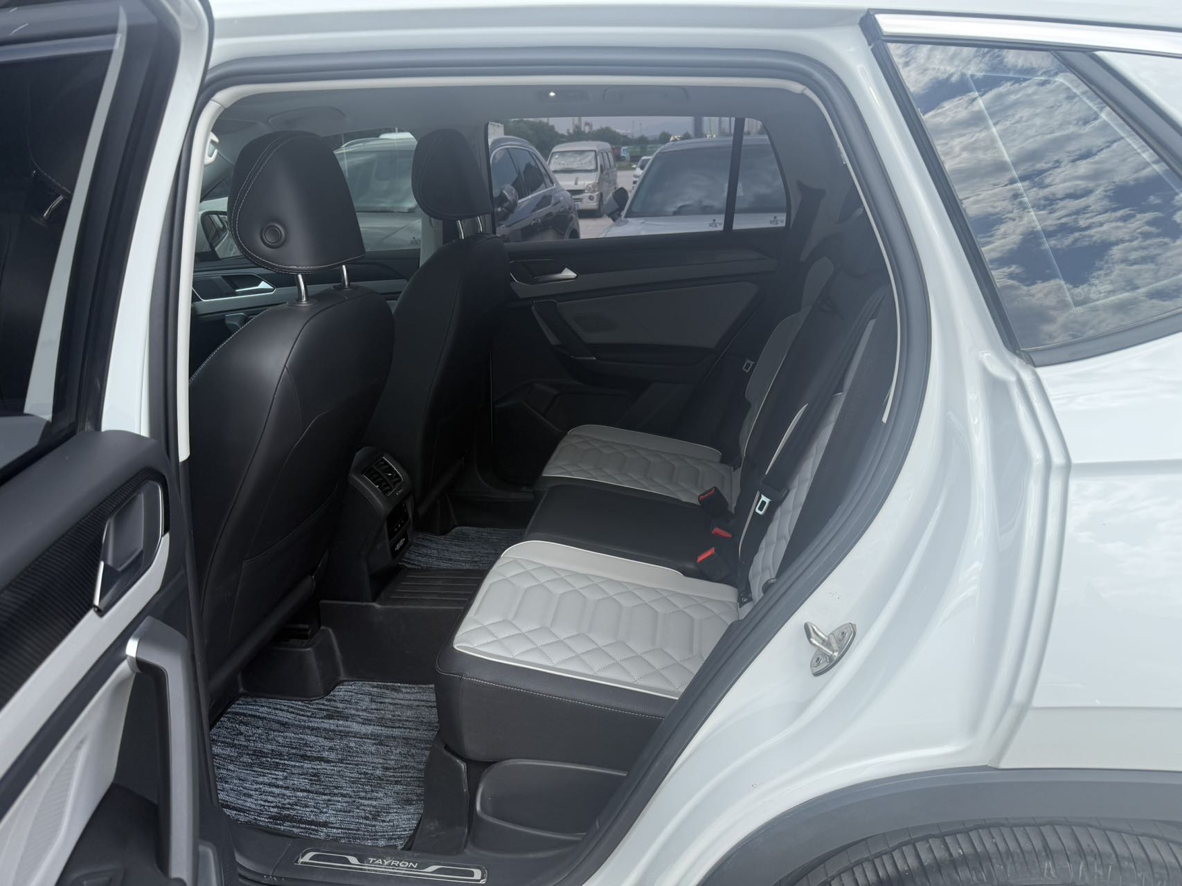 Volkswagen Tayron 280 TSI Deluxe Plus Premium Edition