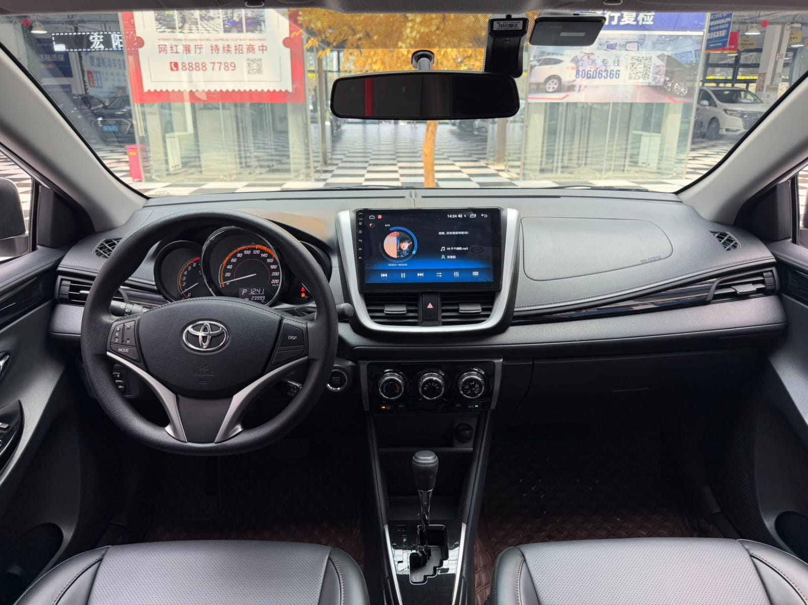 Toyota Yaris L Glamour