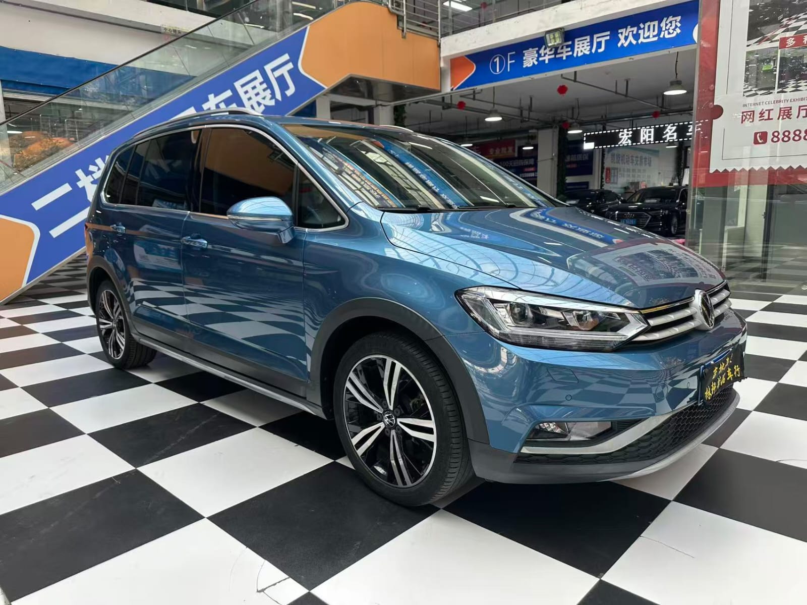 Volkswagen Touran L 280TSI DSG Extended Edition (7 мест)
