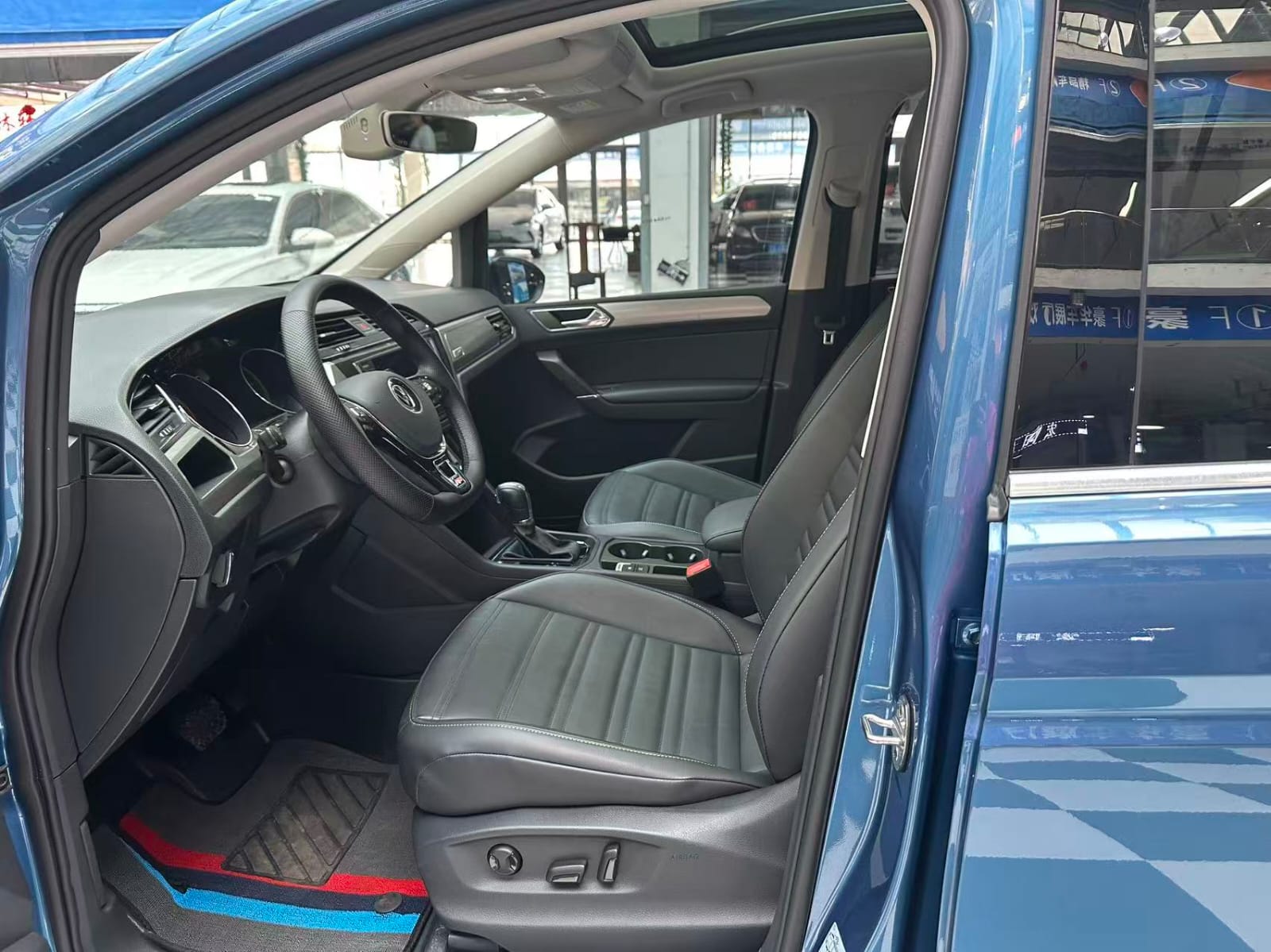 Volkswagen Touran L 280TSI DSG Extended Edition (7 мест)