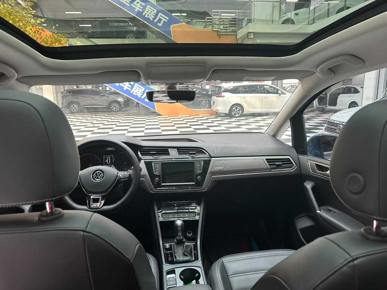 Volkswagen Touran L 280TSI DSG Extended Edition (7 мест)