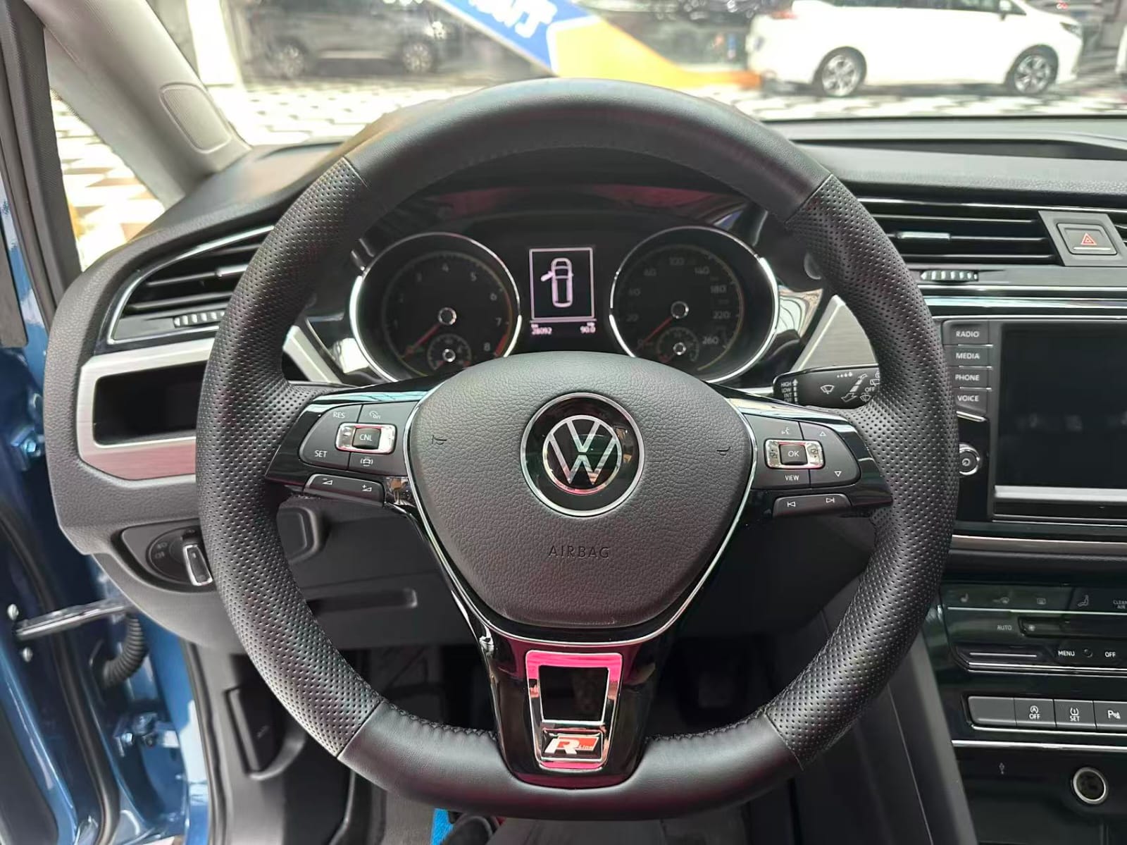 Volkswagen Touran L 280TSI DSG Extended Edition (7 мест)