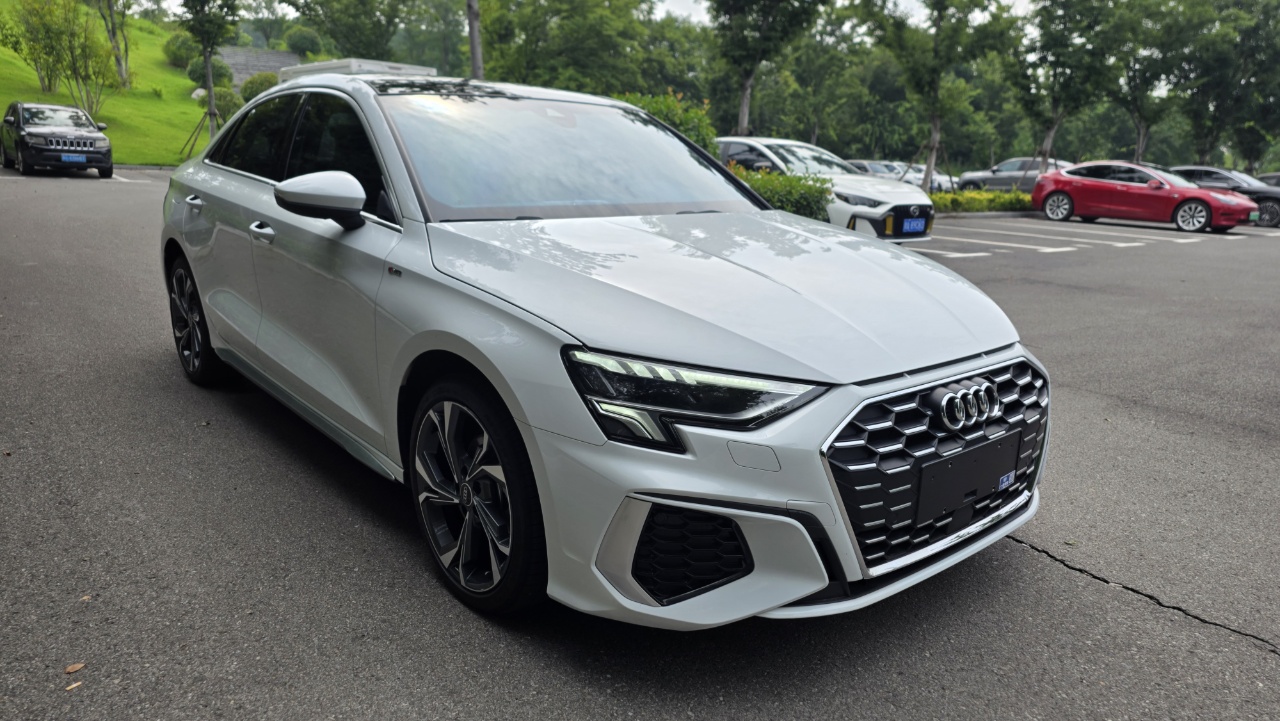 Audi A3L Limousine 35 TFSI Luxury Sport
