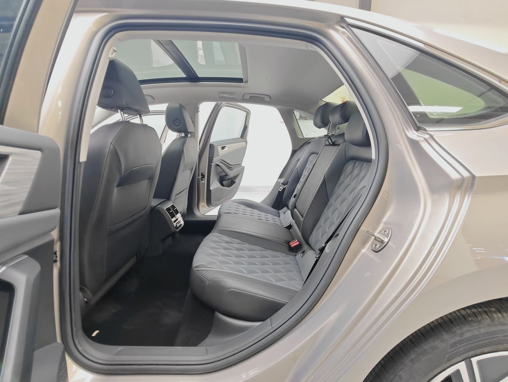 Volkswagen Sagitar 280TSI