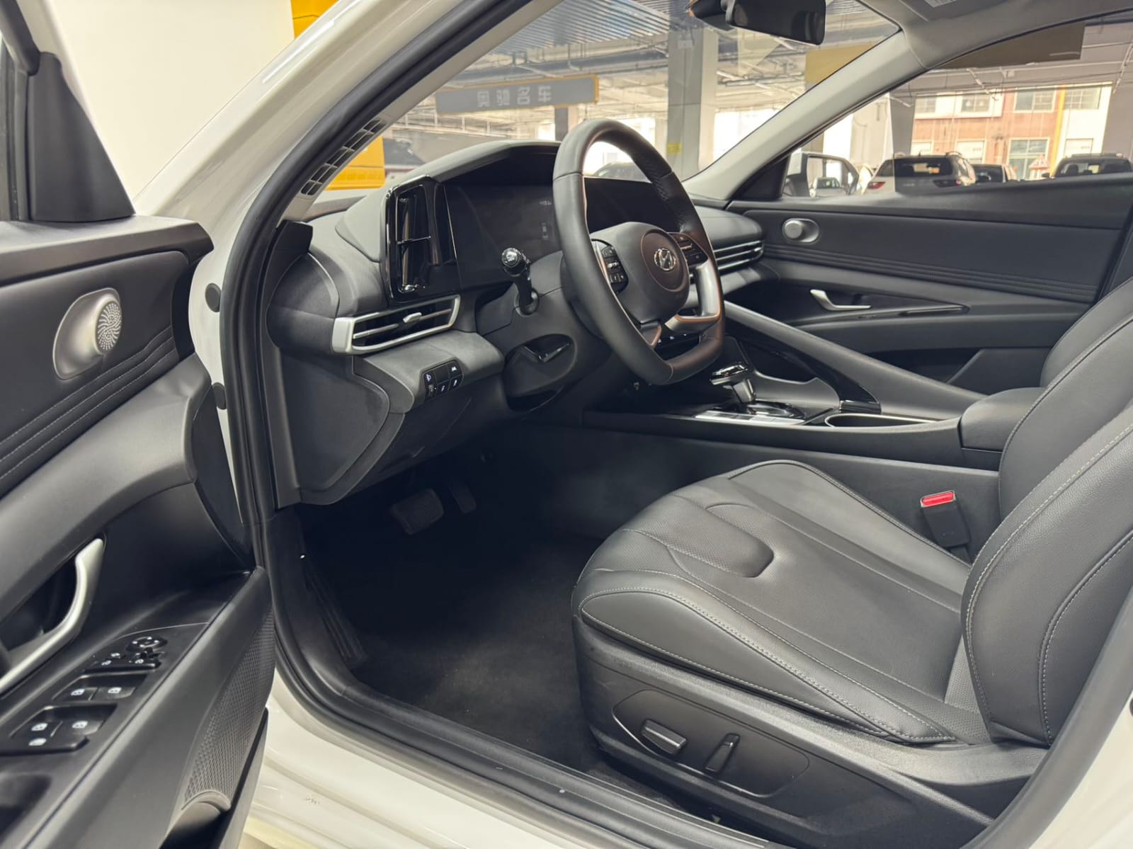 Hyundai Elantra 1.5L CVT LUX Premium Edition