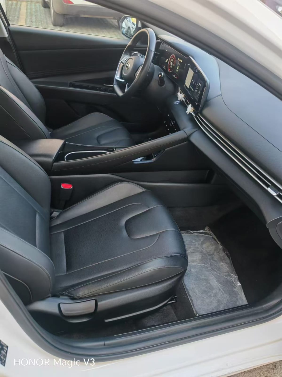 Hyundai Elantra 1.5L LUX Premium Edition